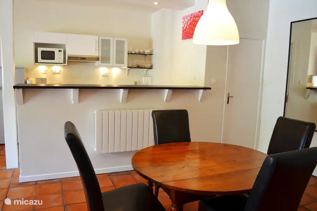 Dining area and kitchen gite Duras