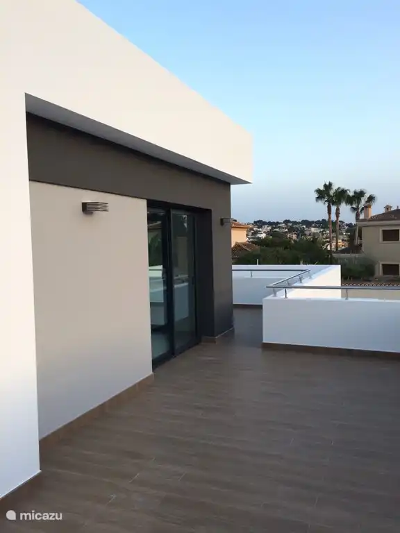 1er étage avec grande terrasse et chambre séparée avec salle de bain