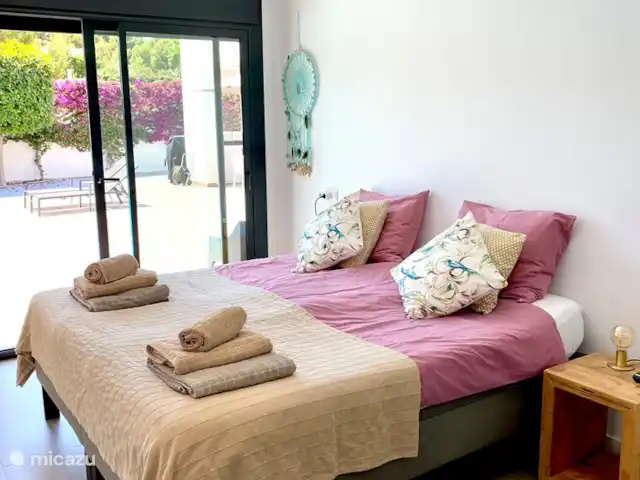 Casa Duende Moraira | Espagne, Costa Blanca, Moraira - villa Chambre principale avec portes coulissantes sur la terrasse.