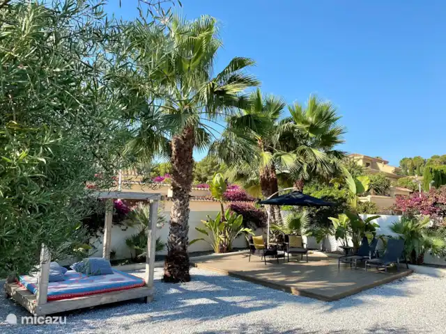 Casa Duende Moraira | Espagne, Costa Blanca, Moraira - villa En été, vous pourrez vous détendre sur le lit Bali ou sur la terrasse sous les palmiers.