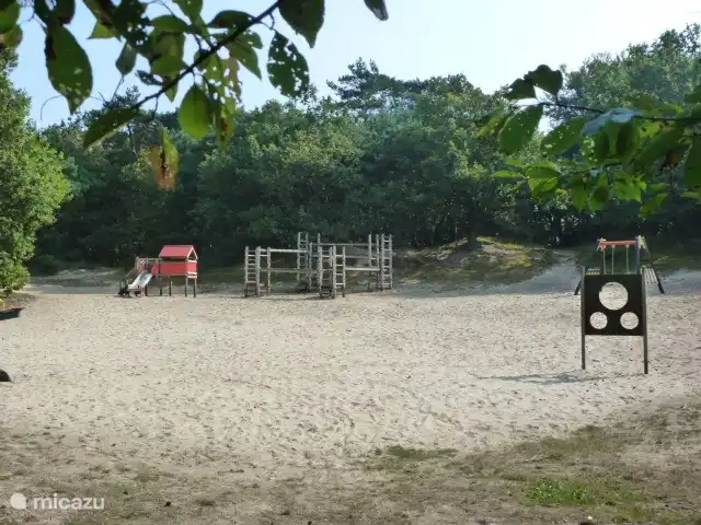 26 Spielgeräte auf sandiger Ebene