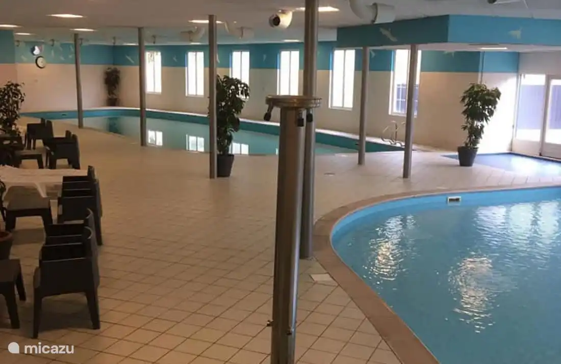 4 Hallenbad mit Planschbecken