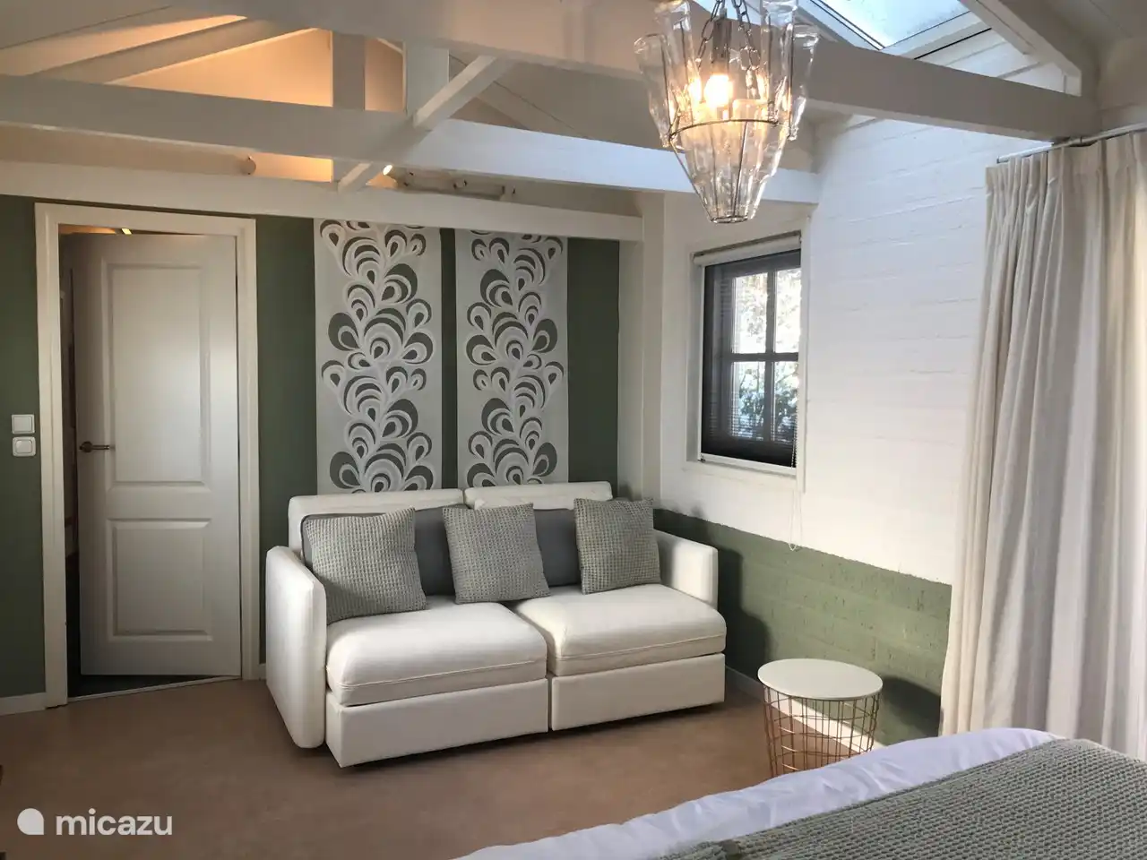 Tweepersoons bed bank op de slaapkamer