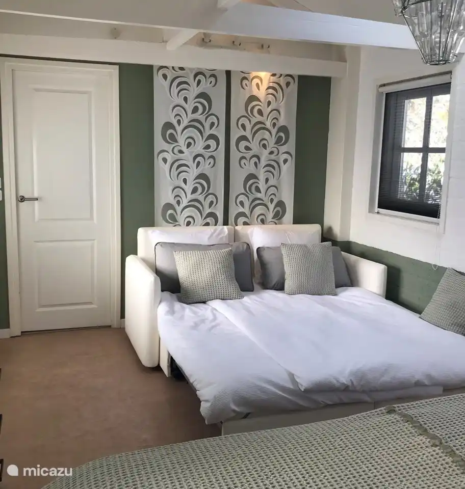 uitgezette slaapbank op de slaapkamer