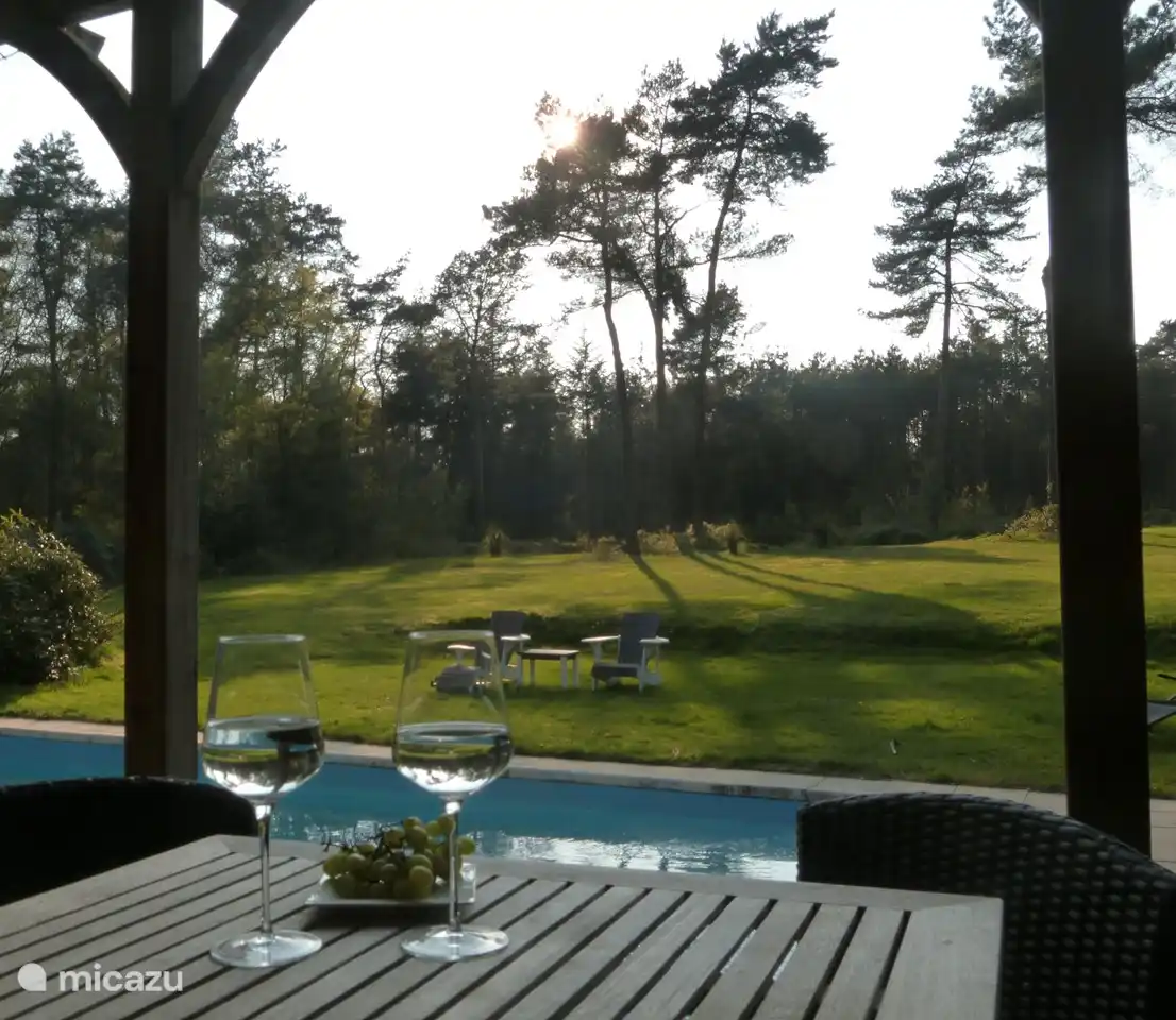 ondergaande zon bij het zwembad