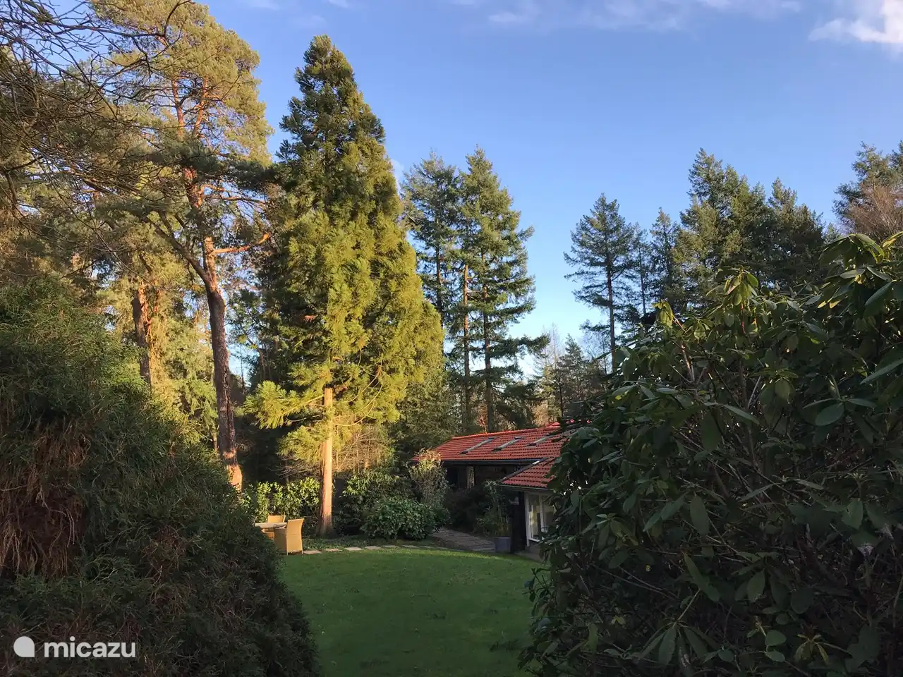 zicht op de Lodge vanuit het pad naar het zwembad