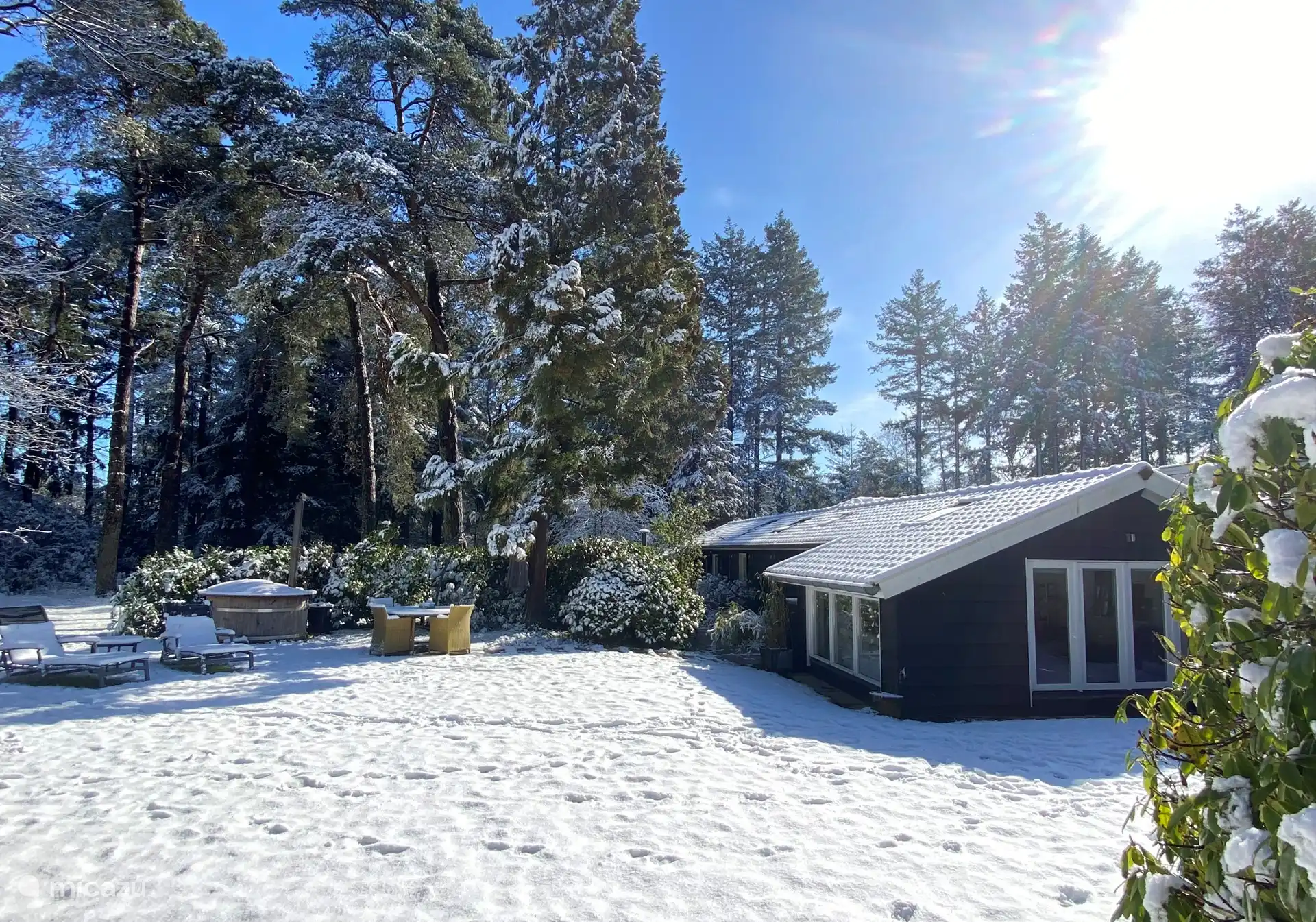 de Lodge in de sneeuw..