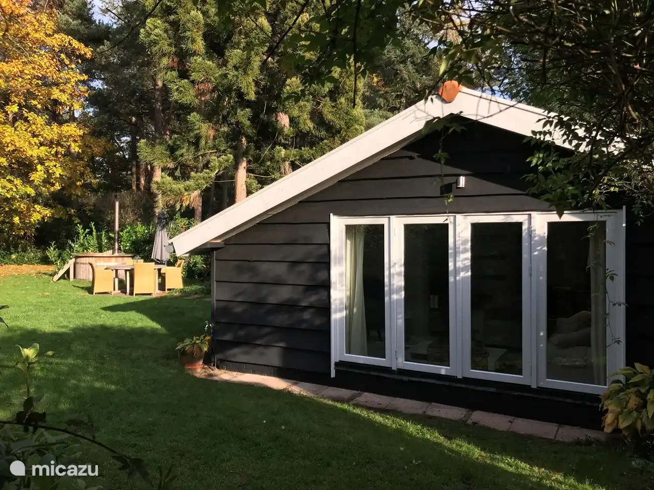 De Lodge woonkamer met uitzicht op tuin/bosch