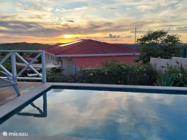 villa en Curazao, Bandabou (oeste), Fontein – Villa Coco, con piscina Schwimmbad in Abenddämmerung