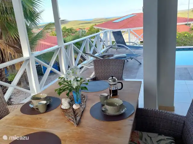 villa en Curazao, Bandabou (oeste), Fontein – Villa Coco, con piscina Essplatz am Morgen