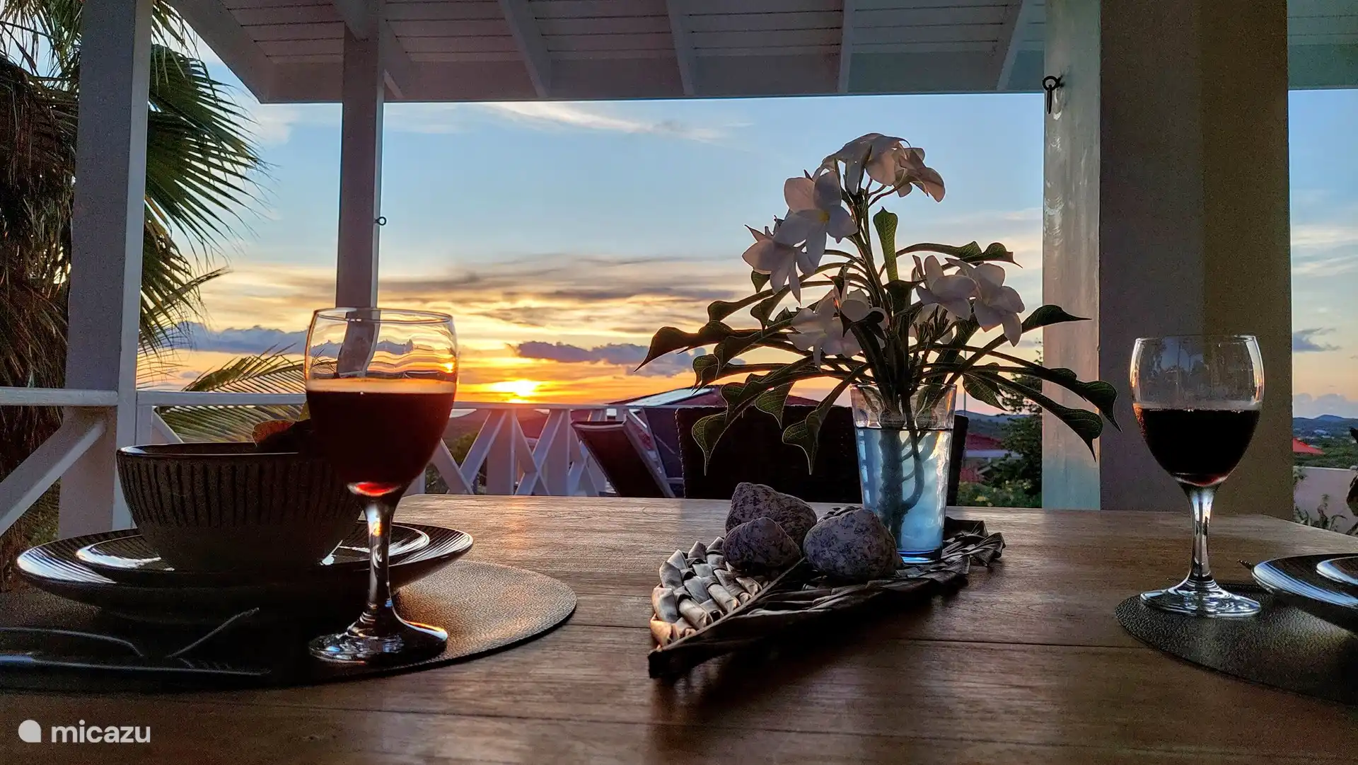 Essplatz in Abenddämmerung