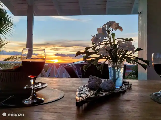 villa en Curazao, Bandabou (oeste), Fontein – Villa Coco, con piscina Essplatz in Abenddämmerung