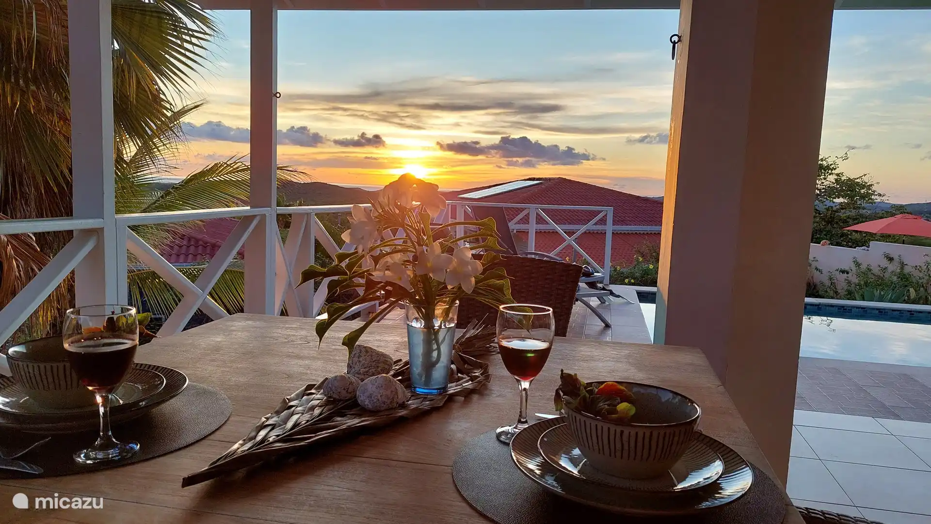 Essplatz in Abenddämmerung