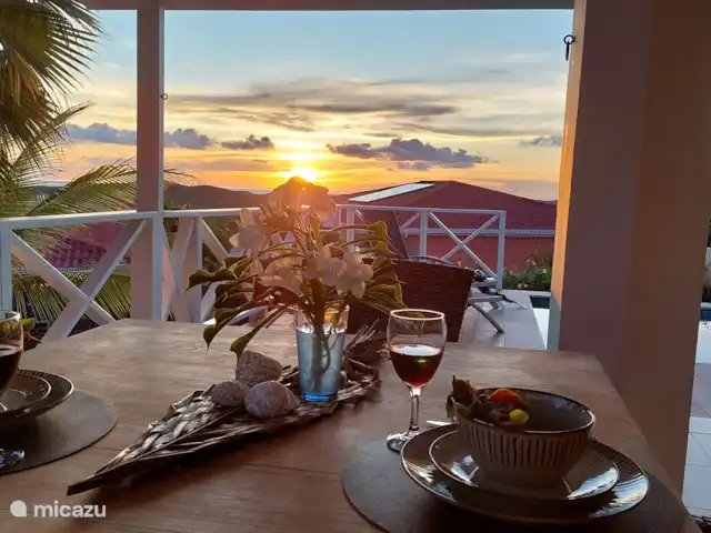 villa en Curazao, Bandabou (oeste), Fontein – Villa Coco, con piscina Essplatz in Abenddämmerung