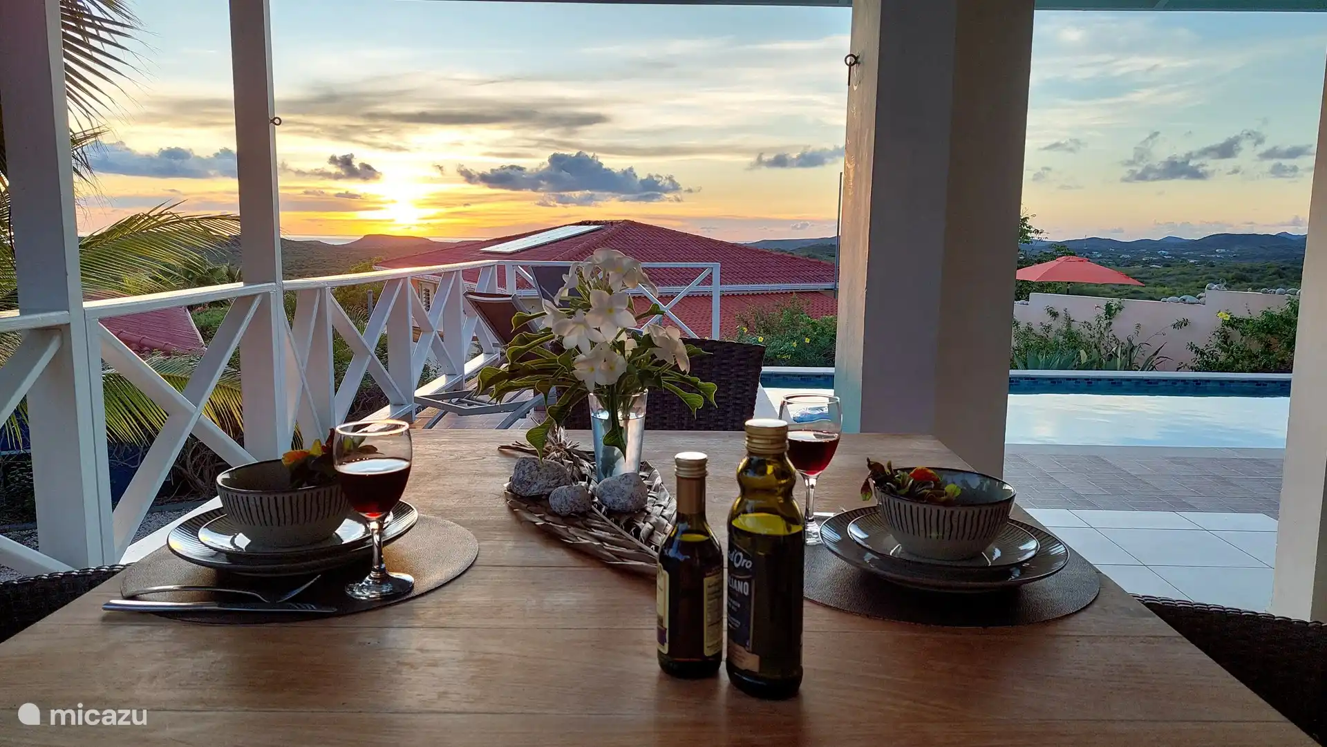 Essplatz in Abenddämmerung