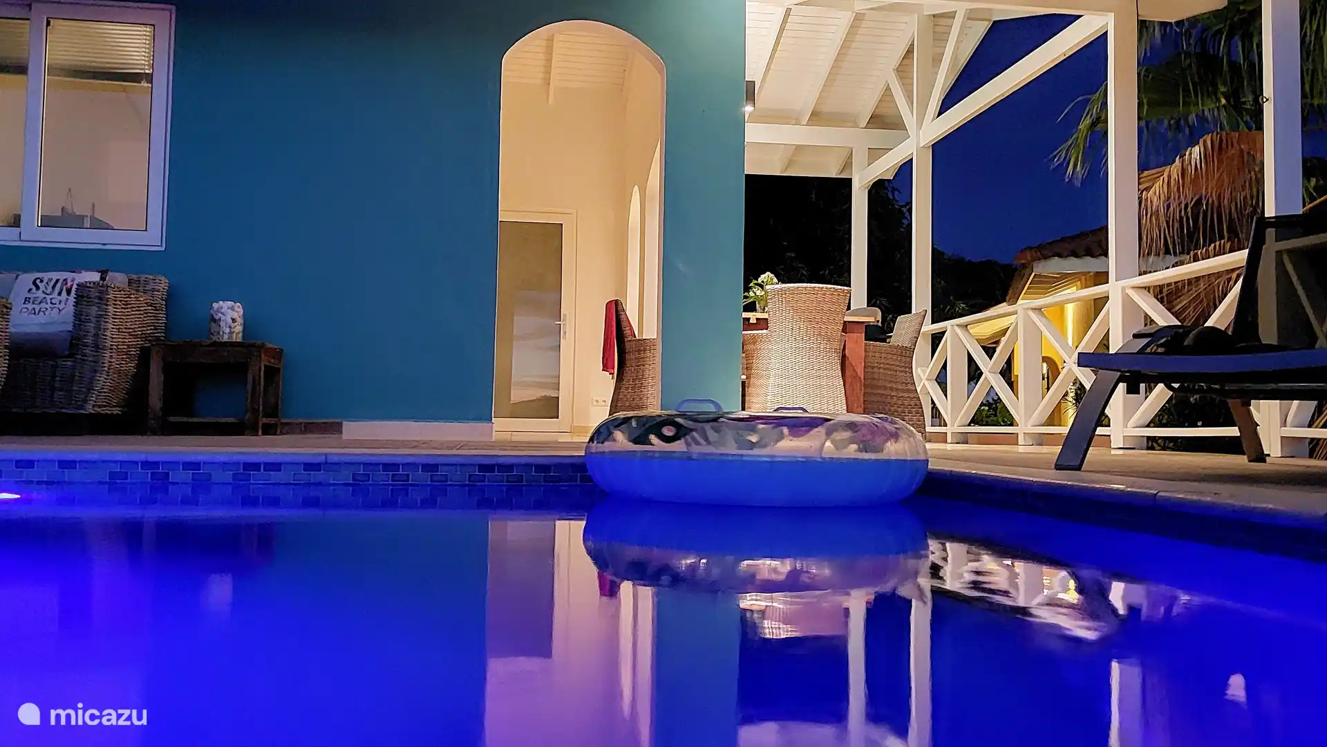 Schwimmbad in der Nacht