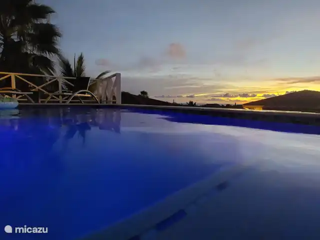 villa en Curazao, Bandabou (oeste), Fontein – Villa Coco, con piscina Schwimmbad in der Abenddämmerung