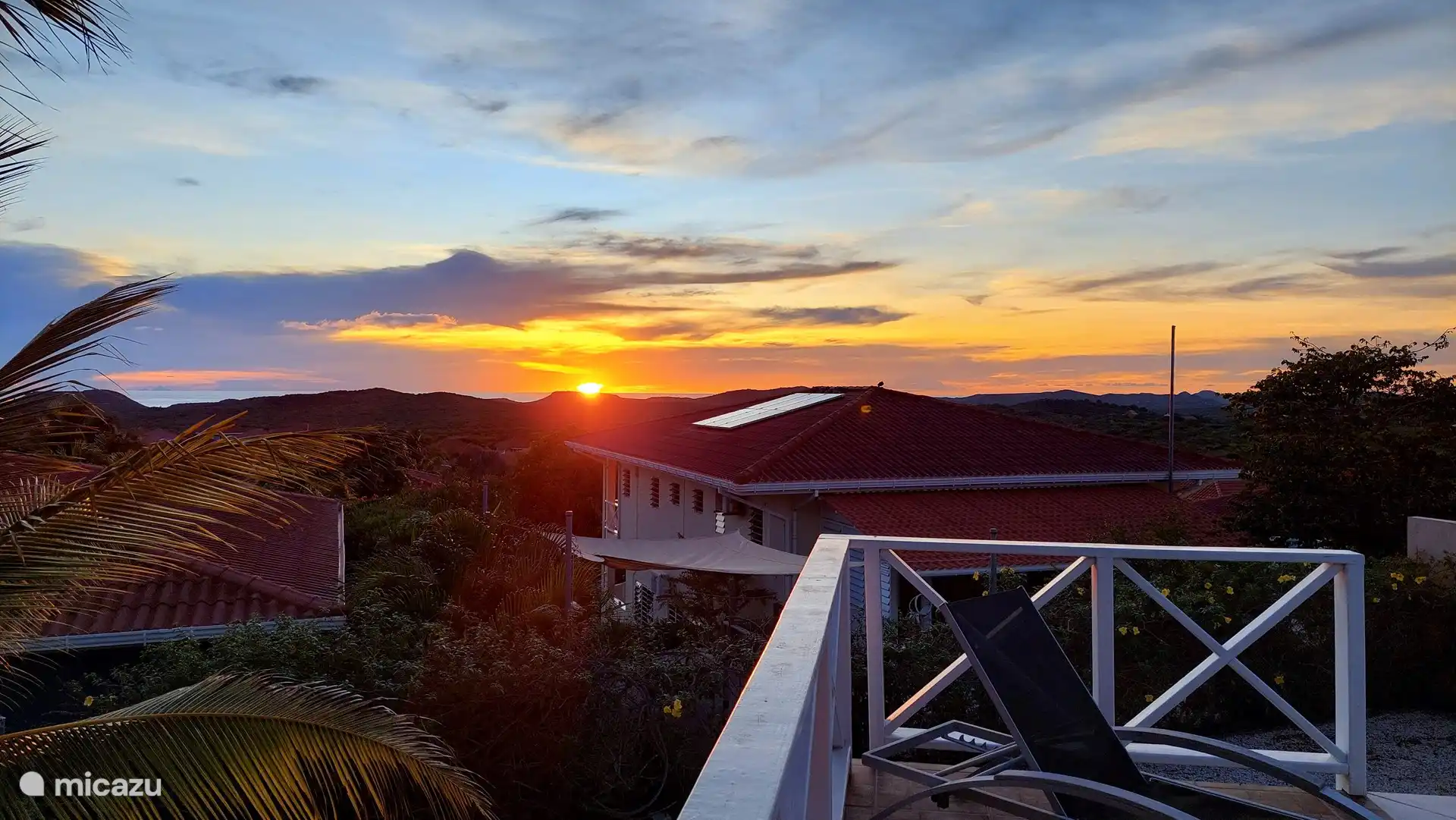 Sonnenuntergang mit Blick aufs Wasser