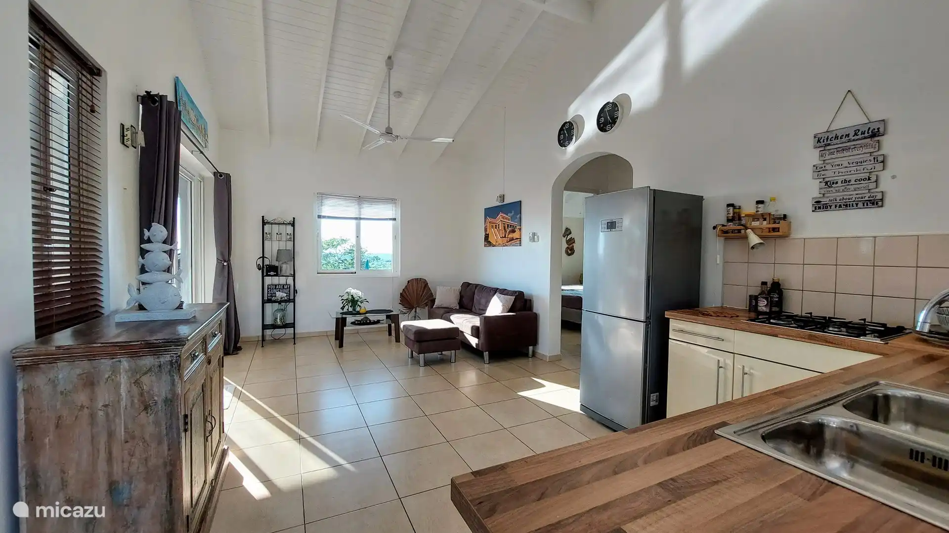 großzügiger Wohnbereich mit integrierter Küche