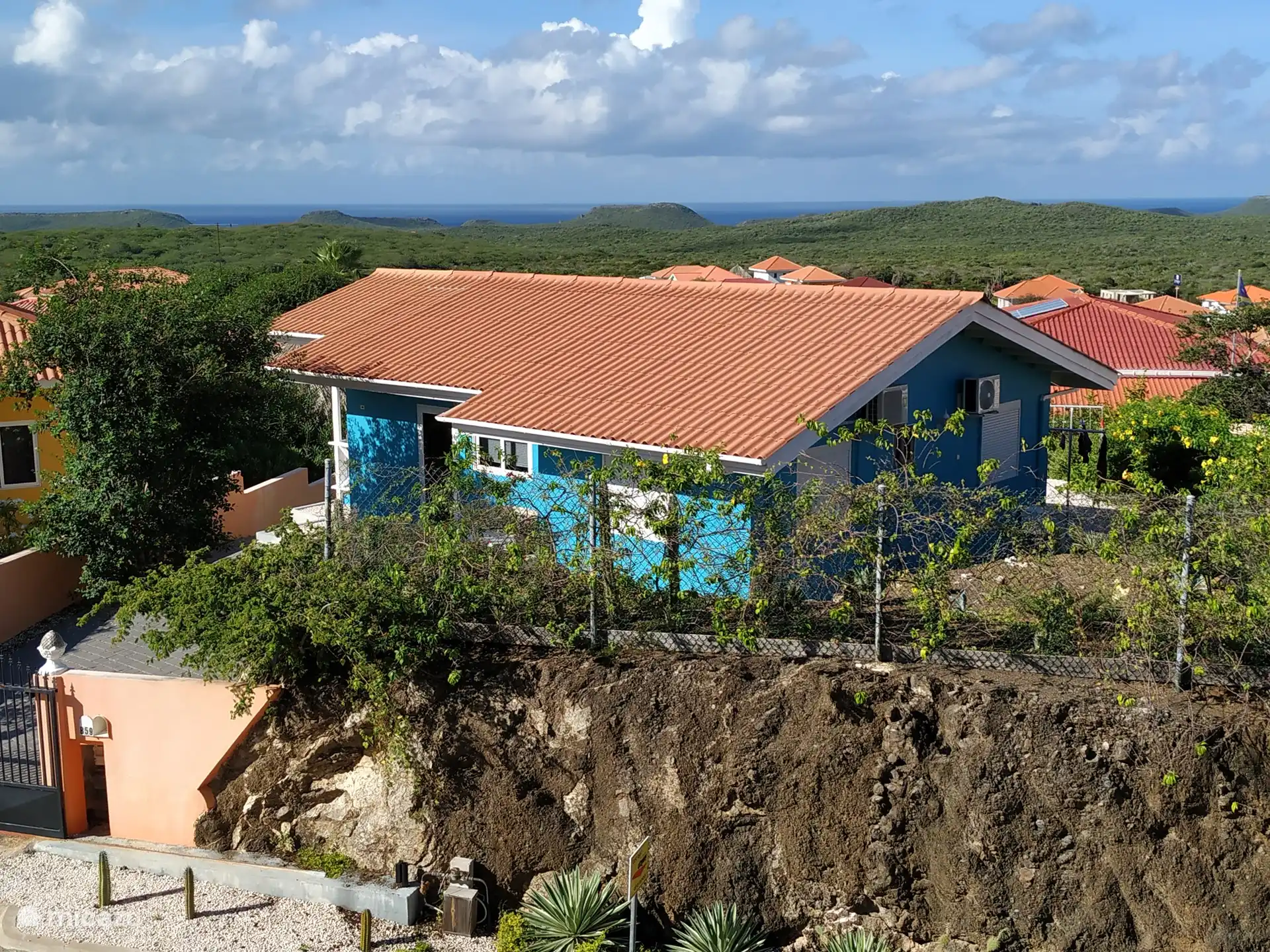 Das Haus hat eine gute Hanglage mit einem traumhaften Blick auf die Küste