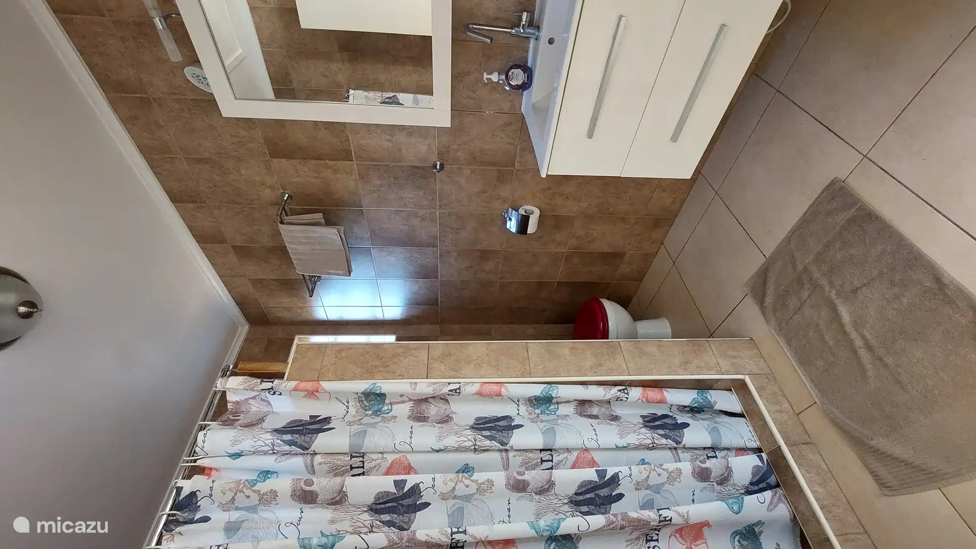 Bad mit Dusche und WC