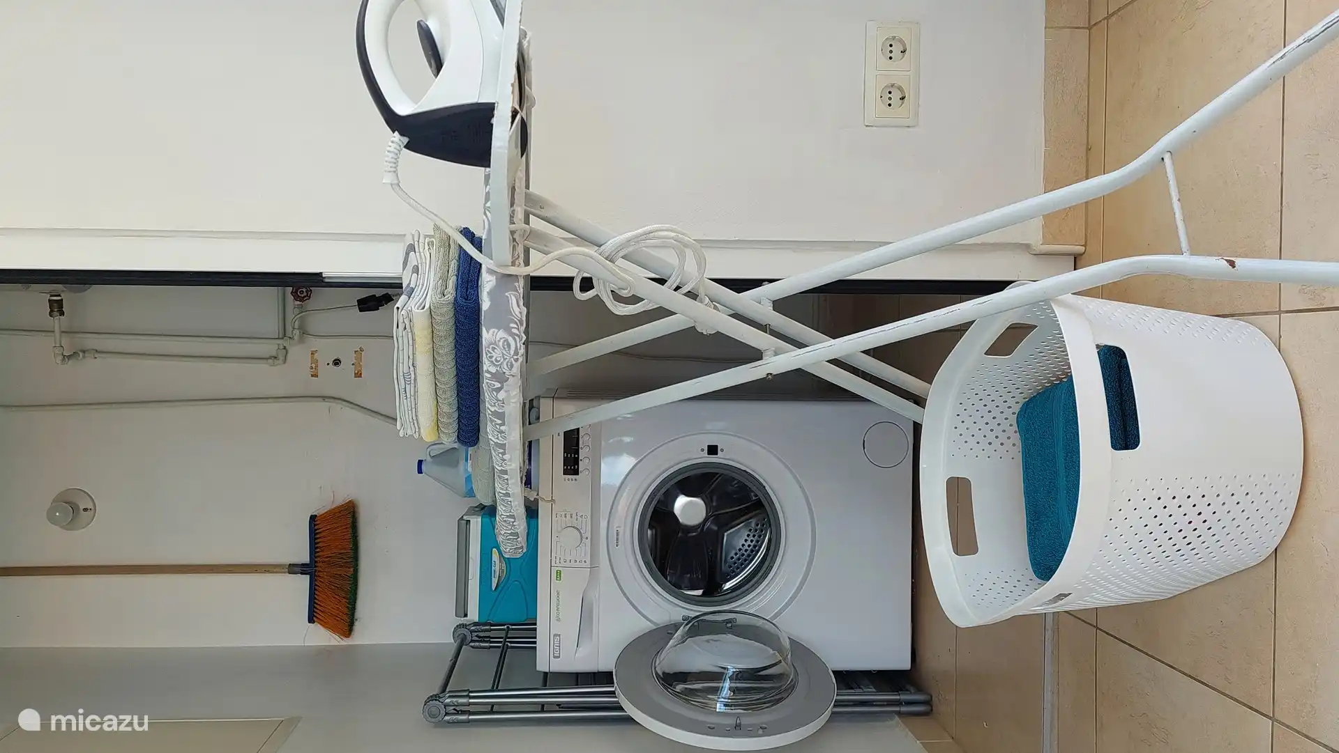 Hauswirtschaftsraum mit Waschmaschine incl. Bügelbrett und Bügeleisen