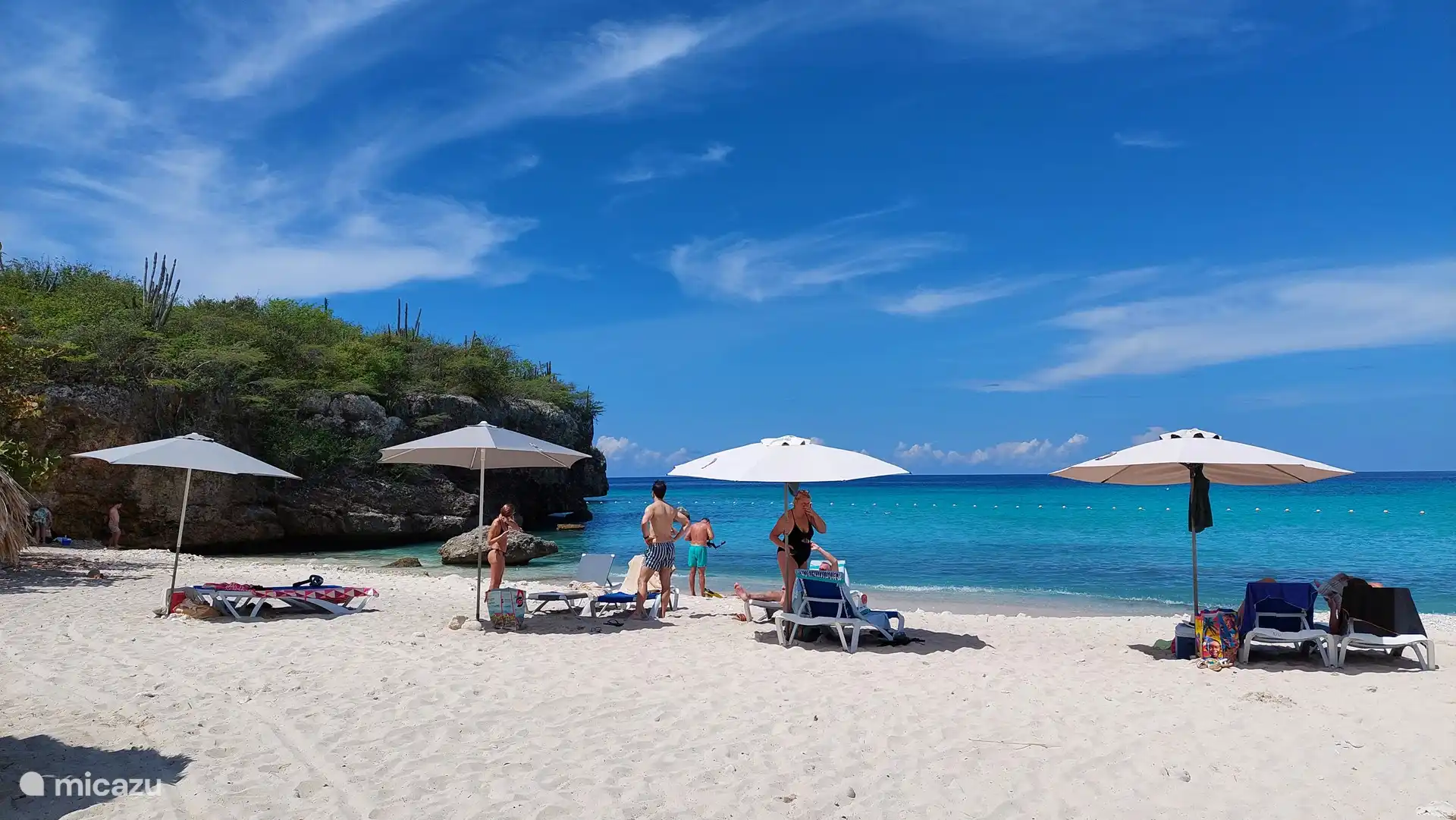 Die karibische Insel Curaçao ist bekannt für ihre weißen Sandstrände und das kristallklare Wasser. Hier der Strand Daiboo - ideal zum Tauchen und Schnorcheln 