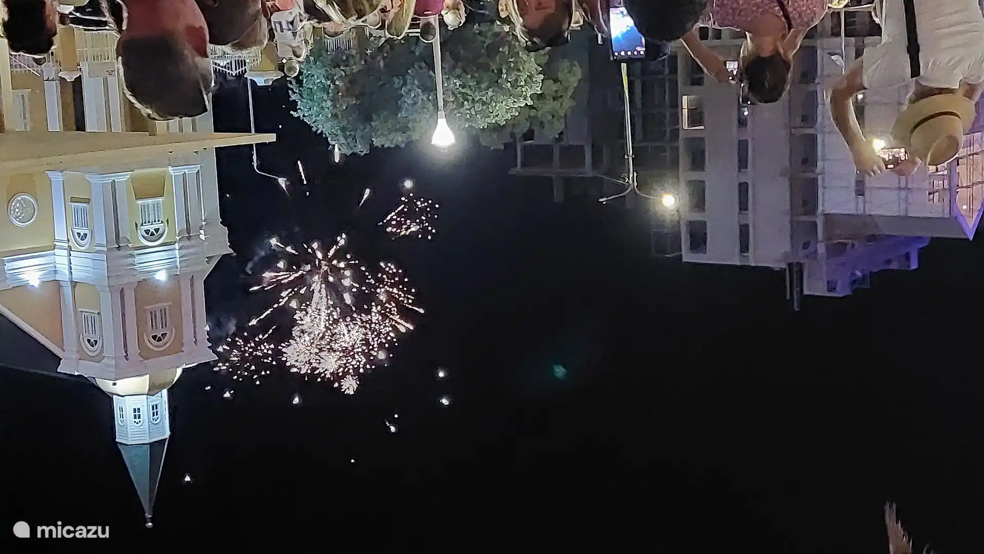 Wenn sich der Abend dem Ende neigt, leuchtet der Himmel über Punda beim faszinierenden Feuerwerk noch einmal richtig auf. Sie können sich das Spektakel ab 20:15 vom Mariachi-Strand aus ansehen. Der perfekte Ausklang für Ihr Punda-Vibes-Erlebnis und für bleibende Erinnerungen. 