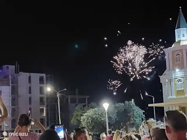 villa en Curazao, Bandabou (oeste), Fontein – Villa Coco, con piscina Wenn sich der Abend dem Ende neigt, leuchtet der Himmel über Punda beim faszinierenden Feuerwerk noch einmal richtig auf. Sie können sich das Spektakel ab 20:15 vom Mariachi-Strand aus ansehen. Der perfekte Ausklang für Ihr Punda-Vibes-Erlebnis und für bleibende Erinnerungen.