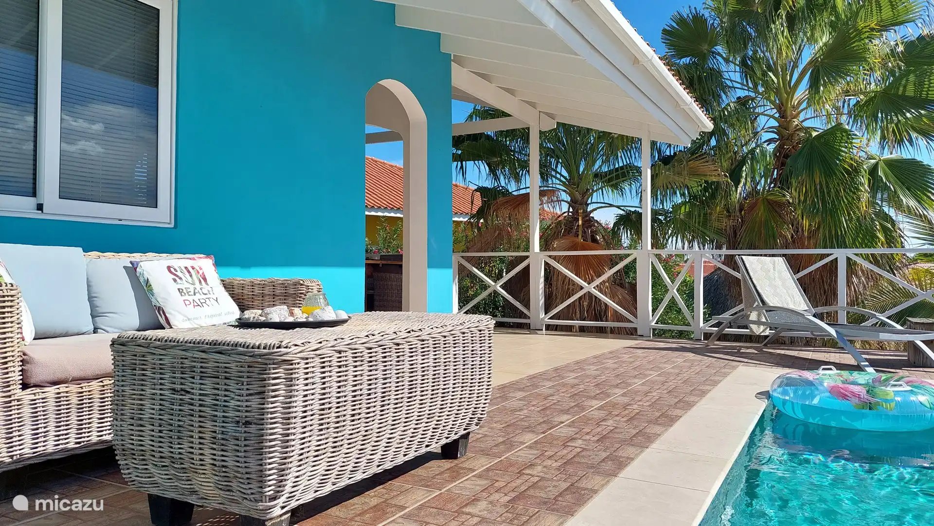 Rückseite Haus mit Loungemöbeln