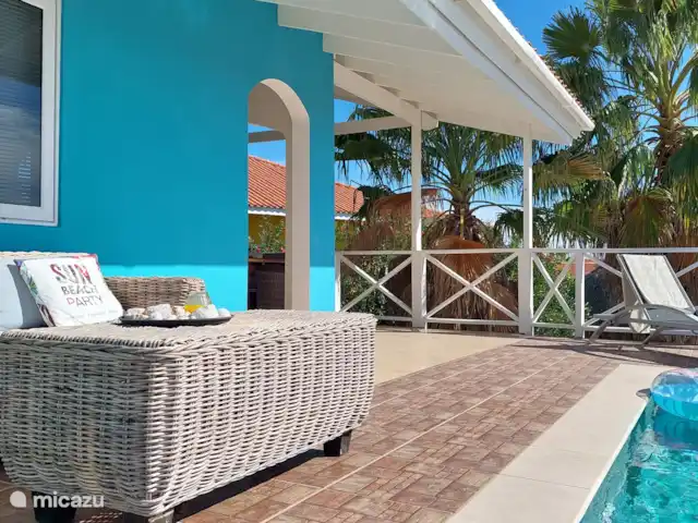 villa en Curazao, Bandabou (oeste), Fontein – Villa Coco, con piscina Rückseite Haus mit Loungemöbeln