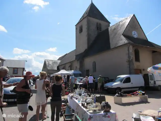 Les Moulins au bord du lac | France, Nièvre, Corancy - chalet marché aux puces