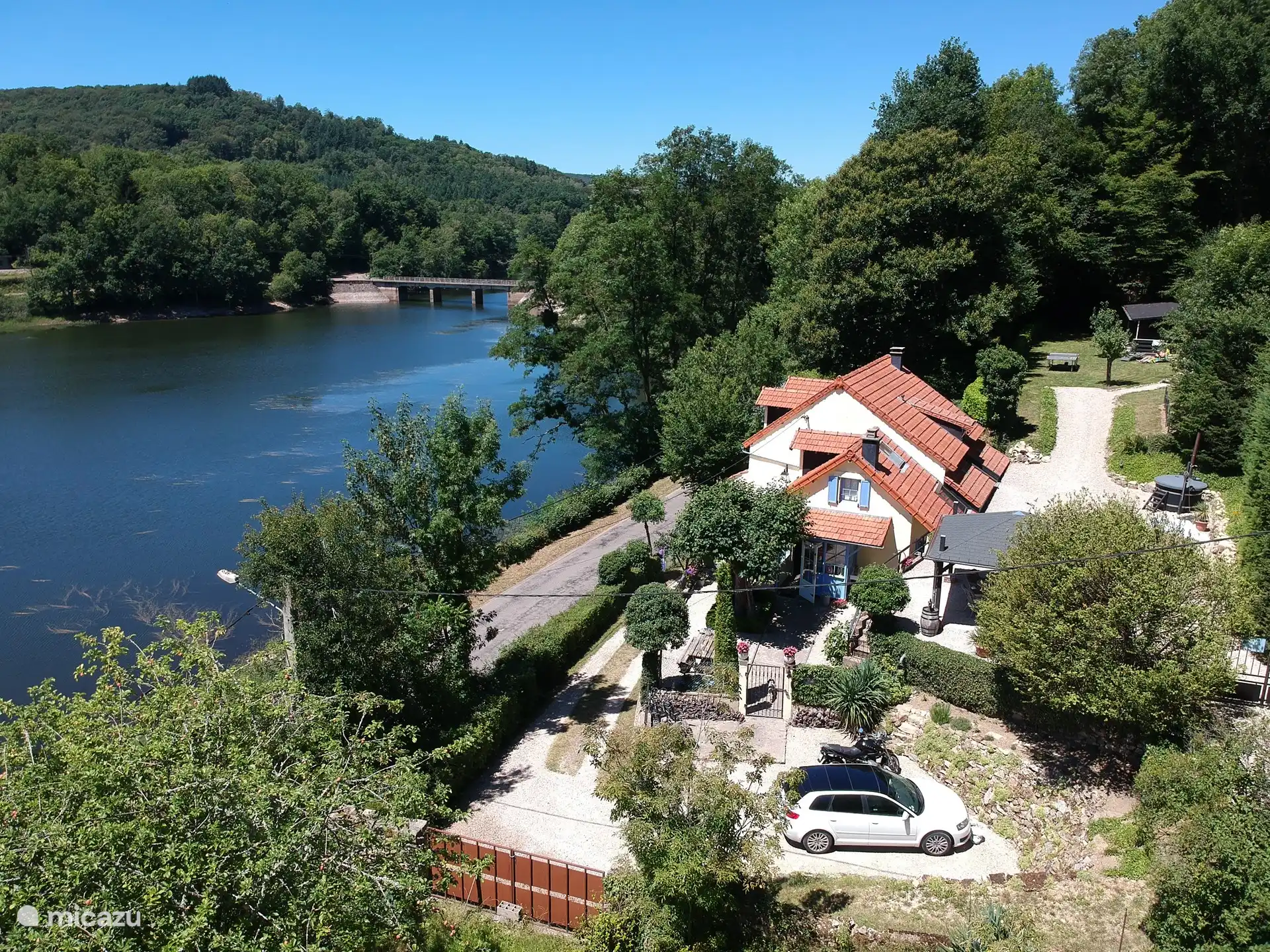 Unser Haus, mit Blick auf den See, aufgenommen mit einer Drohne