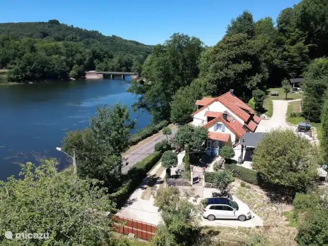 Les Moulins au bord du lac | France, Nièvre, Corancy - chalet Notre maison, avec vue sur le lac, photo prise avec un drone