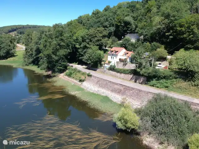 Les Moulins au bord du lac | France, Nièvre, Corancy - chalet Lac de Pannecière avec notre maison à droite