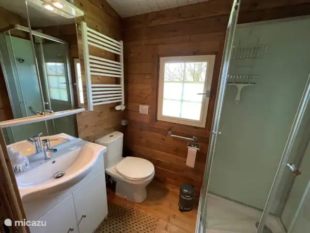 Les Moulins au bord du lac | France, Nièvre, Corancy - chalet salle de bain