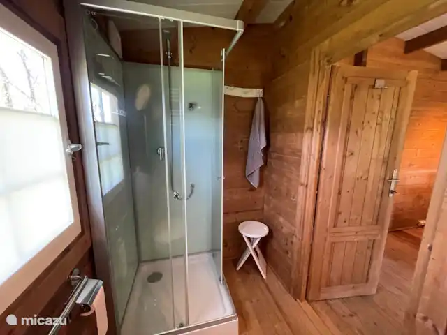 Les Moulins au bord du lac | France, Nièvre, Corancy - chalet salle de bain