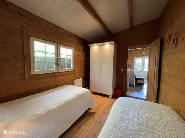 Les Moulins au bord du lac | France, Nièvre, Corancy - chalet chambre avec 2 lits simples 80x 200 cm