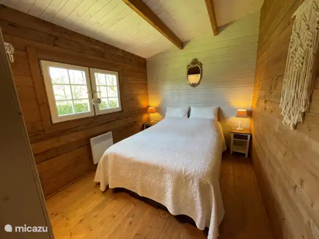 Les Moulins au bord du lac | France, Nièvre, Corancy - chalet chambre avec lit double