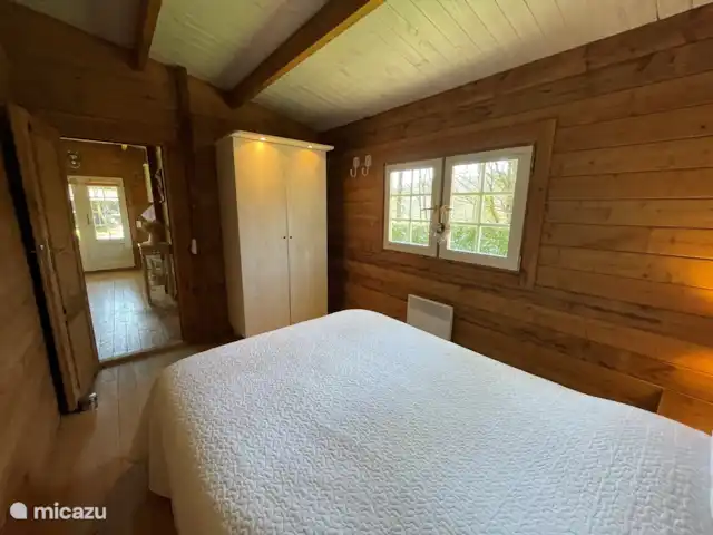 Les Moulins au bord du lac | France, Nièvre, Corancy - chalet chambre avec lit double