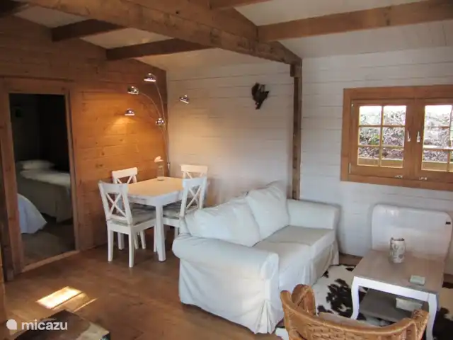 Les Moulins au bord du lac | France, Nièvre, Corancy - chalet salon intérieur
lecteur bluetooth, TV, wifi, ventilateur