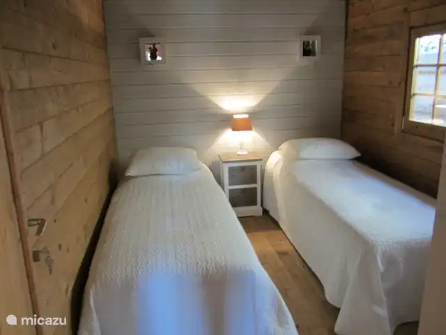 Les Moulins au bord du lac | France, Nièvre, Corancy - chalet chambre 2x 1 pers.80x200
avec garde-robe spacieuse