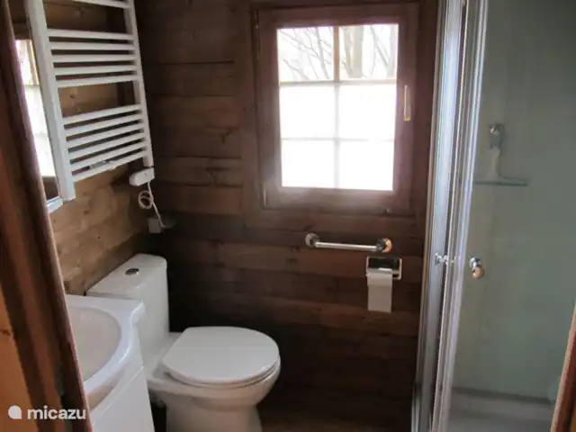 Les Moulins au bord du lac | France, Nièvre, Corancy - chalet salle de bain, avec meuble vasque au dessus et en dessous du lavabo