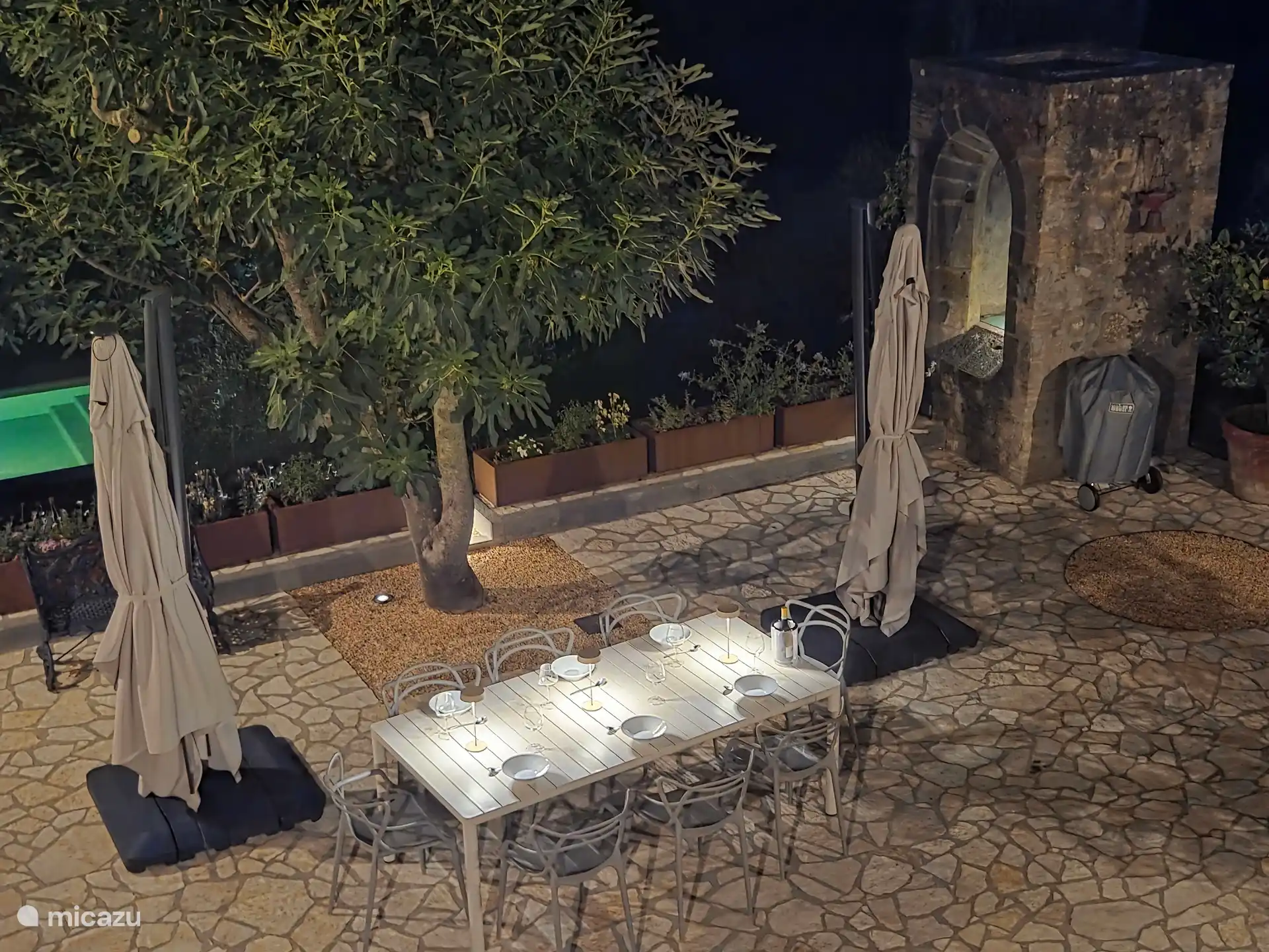 Die große Terrasse an einem Sommerabend mit dem Schwimmbad im Hintergrund