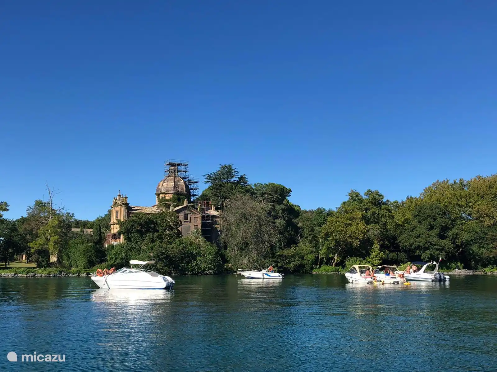 Bolsenasee, vor Anker an einer Insel 