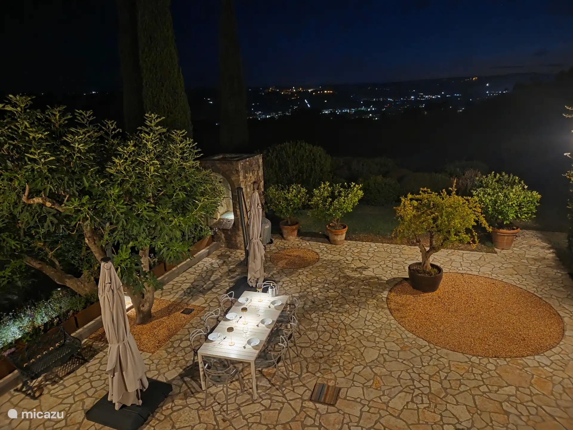 Blick auf die funkelnden Lichter von Orvieto 