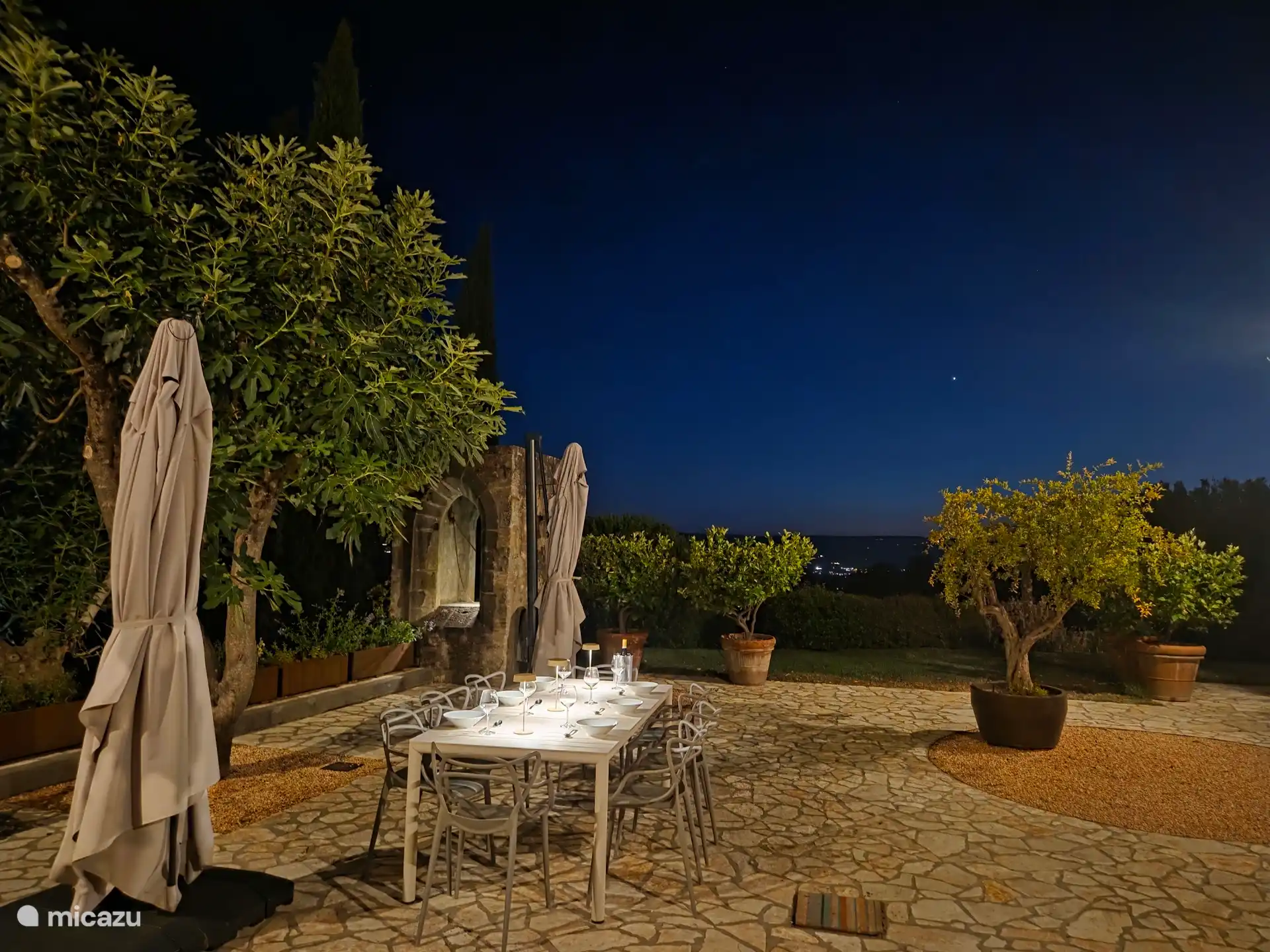Die große Terrasse an einem lauen Abend, der Tisch kann verlängert werden