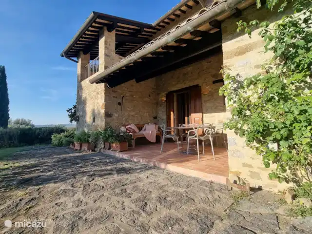 Location de Vacances Italie, Ombrie, Orvieto, villa - Tenuta del Conte Côté est de la maison de campagne avec terrasse couverte et loggia au 1er étage