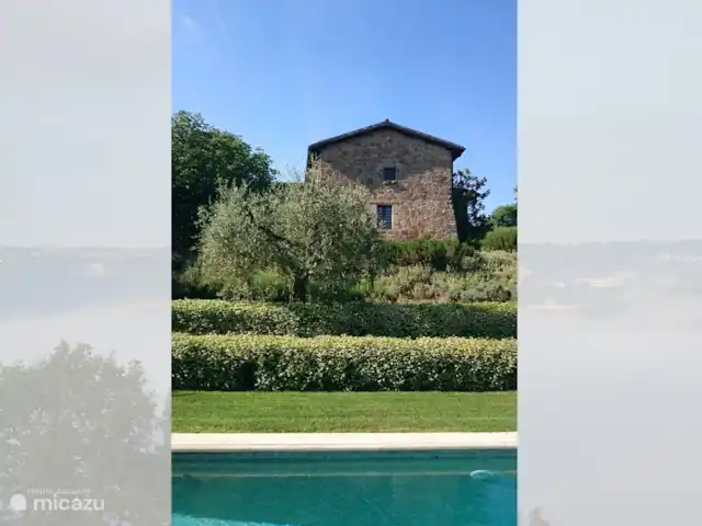Location de Vacances Italie, Ombrie, Orvieto, villa - Tenuta del Conte Côté sud : vue d'une partie de la maison depuis la piscine. La fenêtre du bas est la fenêtre de la cuisine.