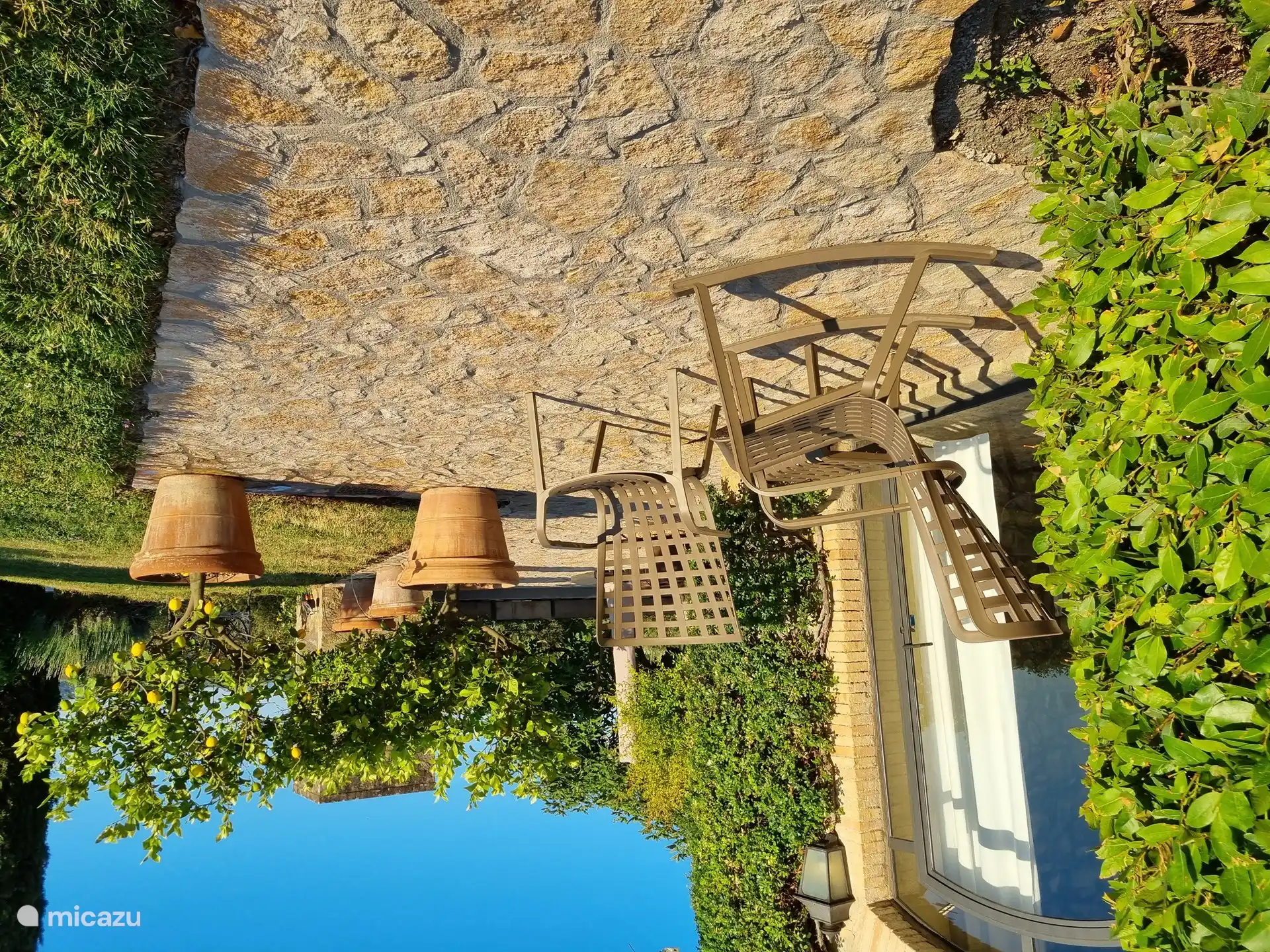 Westzijde: an intimate seat for two